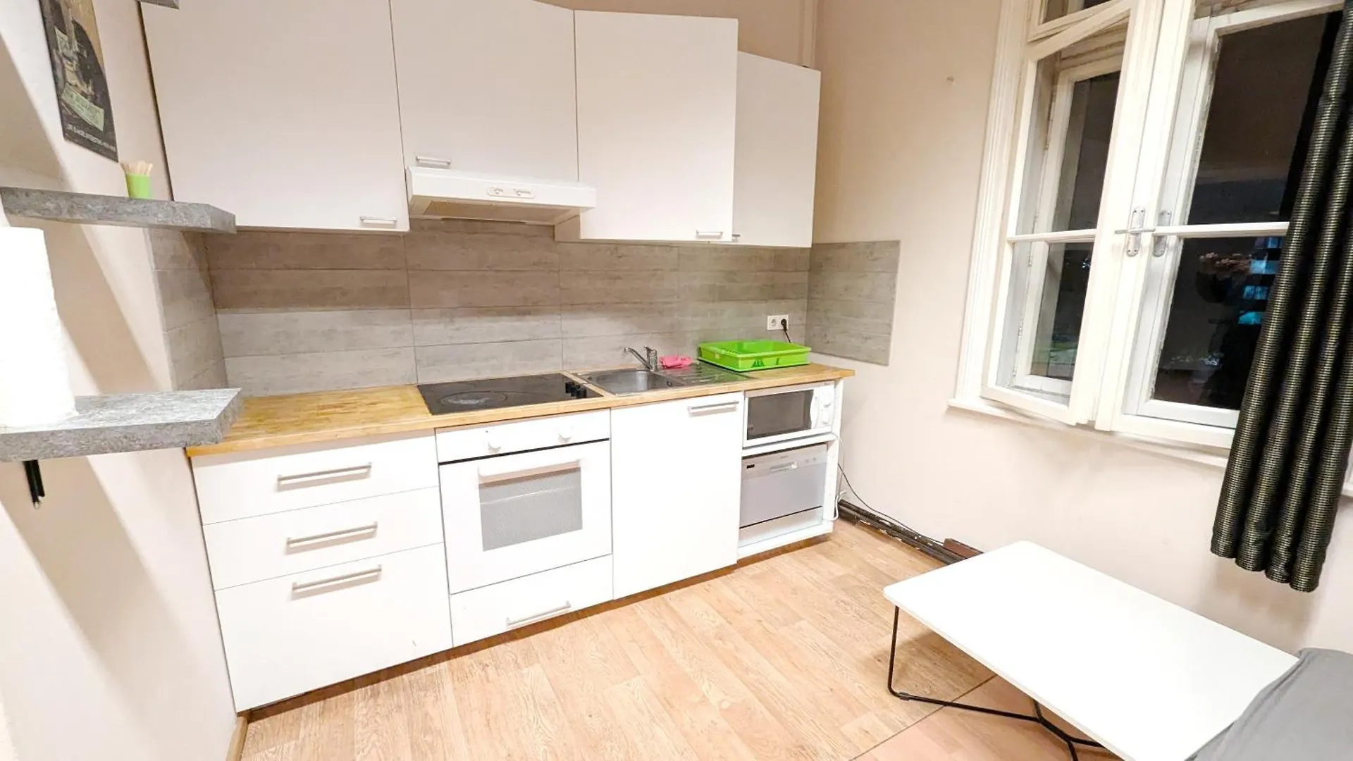 Spacious Apartments For Group Stays - 15 Min From Airport & City Center, 5 Min From Vienna Main-Bus Station Ez11